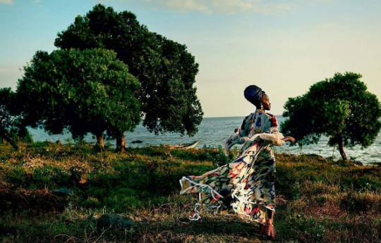 hustleinatrap:    Watching @Lupita_Nyongo see her #Vogue cover for the first time made our day! Vogue chose Lupita Nyong’o for the cover after the Oscar winner’s new film Queen of Katwe where she played a Ugandan girl who excels at the game of chess.