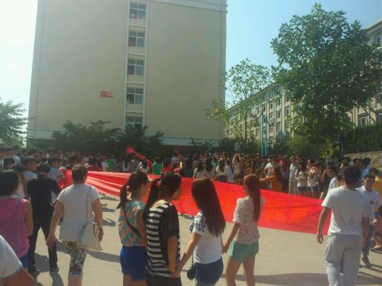 Grrr 9月10日 山东省青岛市 黄海学院因今年招生过多将13级实践本科学生集体劝退 引发逾千学生不满 打出 Grrr 9月10日 山东省青岛市 黄海学院因今年招生过多将13级实践本科学生集体劝退 引发逾千学生不满 打出