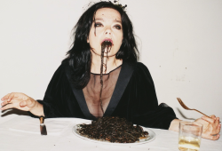  Björk eating squid ink pasta Juergen Teller Spaghetti Nero, Venice 2007 