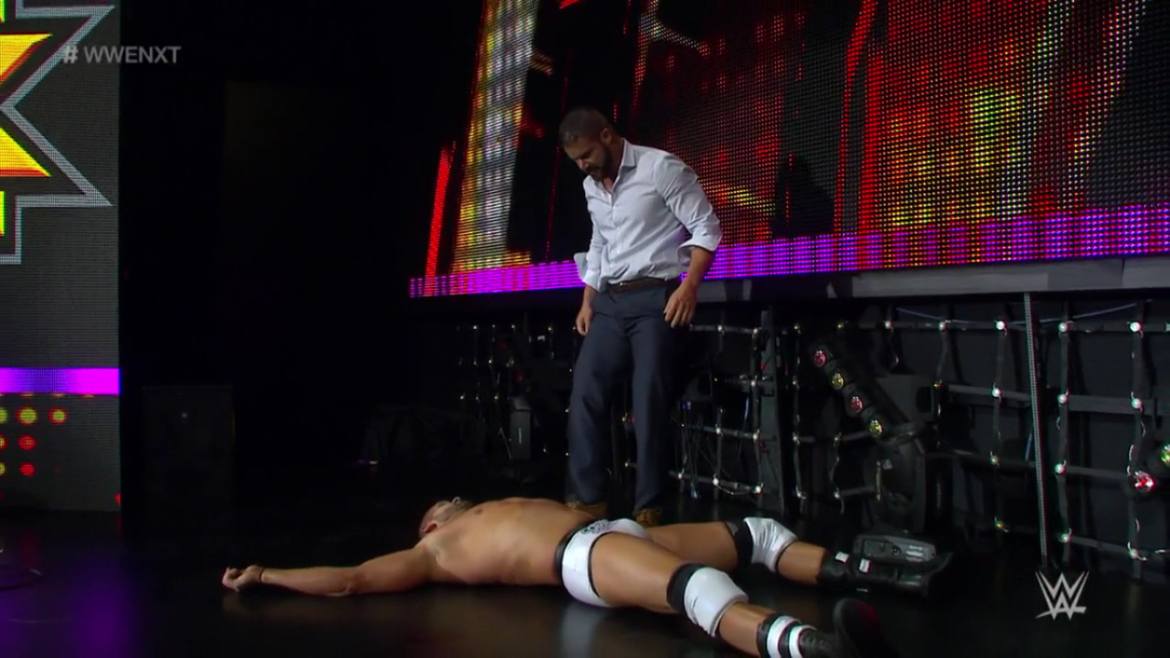 nalgonesdewrestling:  Tye knocked out by Bobby Roode.