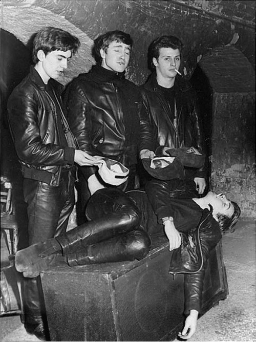 the-doctor-at-2-2-1b:George Harrison, John Lennon, Pete Best and Paul McCartney.