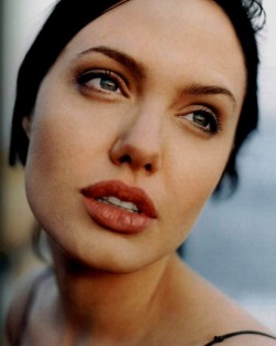 puthas:    Angelina Jolie  
