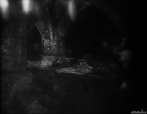 nitratediva:From the reissue trailer for Dracula (1931).