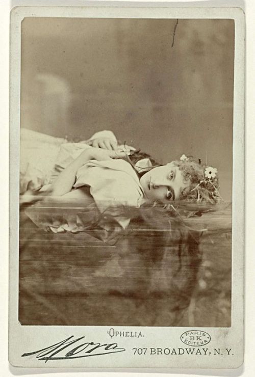 Portret of an actress in the role of Ophélia, floating in the water, Jose Maria Mora, Adolphe Block,