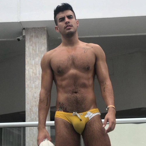 greenspeedos: speedoaddicted2: . gold and gorgeous