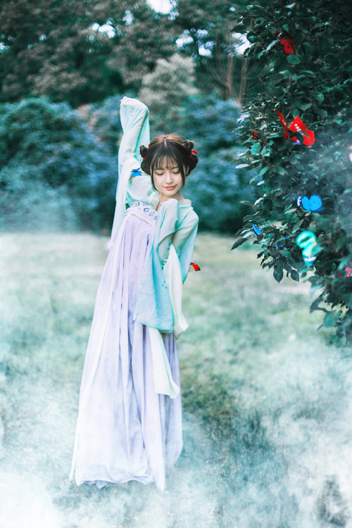 Girl in hanfu ( photo: 夏雨竹Cherry )  Blue and purple straight collar breast-high Ruqun. Love her hair