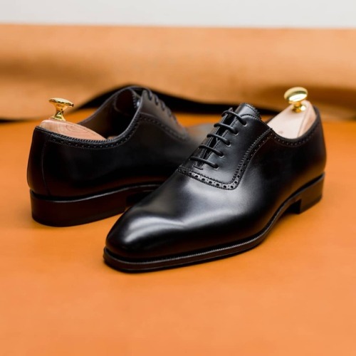 Our staple 80208 Adelaide oxfords now available in black. Discover at Carmina shoemaker website &