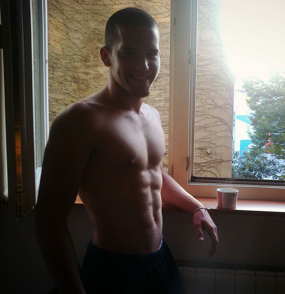 striaghtserve:  aplethoraofmen:  He loves the water  Very hot man 