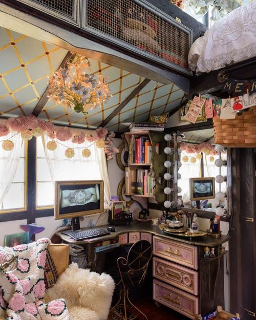 downwithdignity:steampunktendencies:Inside The Tiny House Chloe Barcelou and Brandon Batchelder deco