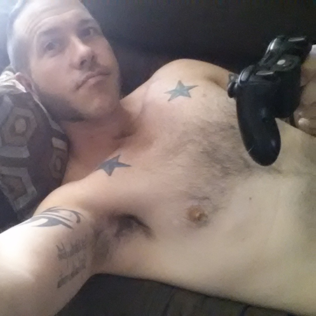 straightandgaymers:  herobois:  teal00:  Game time!  Nice triforce tattoo :)  And