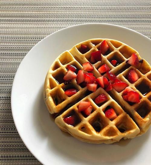 [Homemade] Blueberry buttermilk waffles with strawberries and maple syrup.Guide for Healty Way to Lo