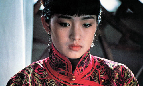 artisticritique: Raise the Red Lantern (dir. Zhang Yimou) Doors and hallways are often used as frami