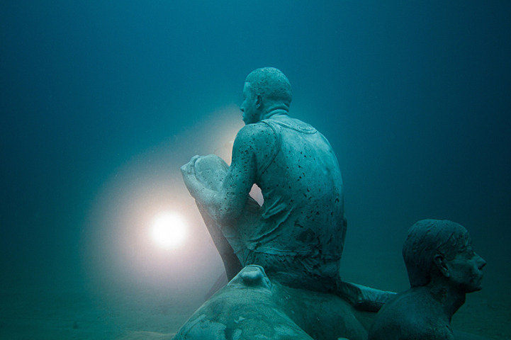 oneoakdutch:  melinatedmadame:  oneoakdutch:  mymodernmet:   Human Sculptures Submerged