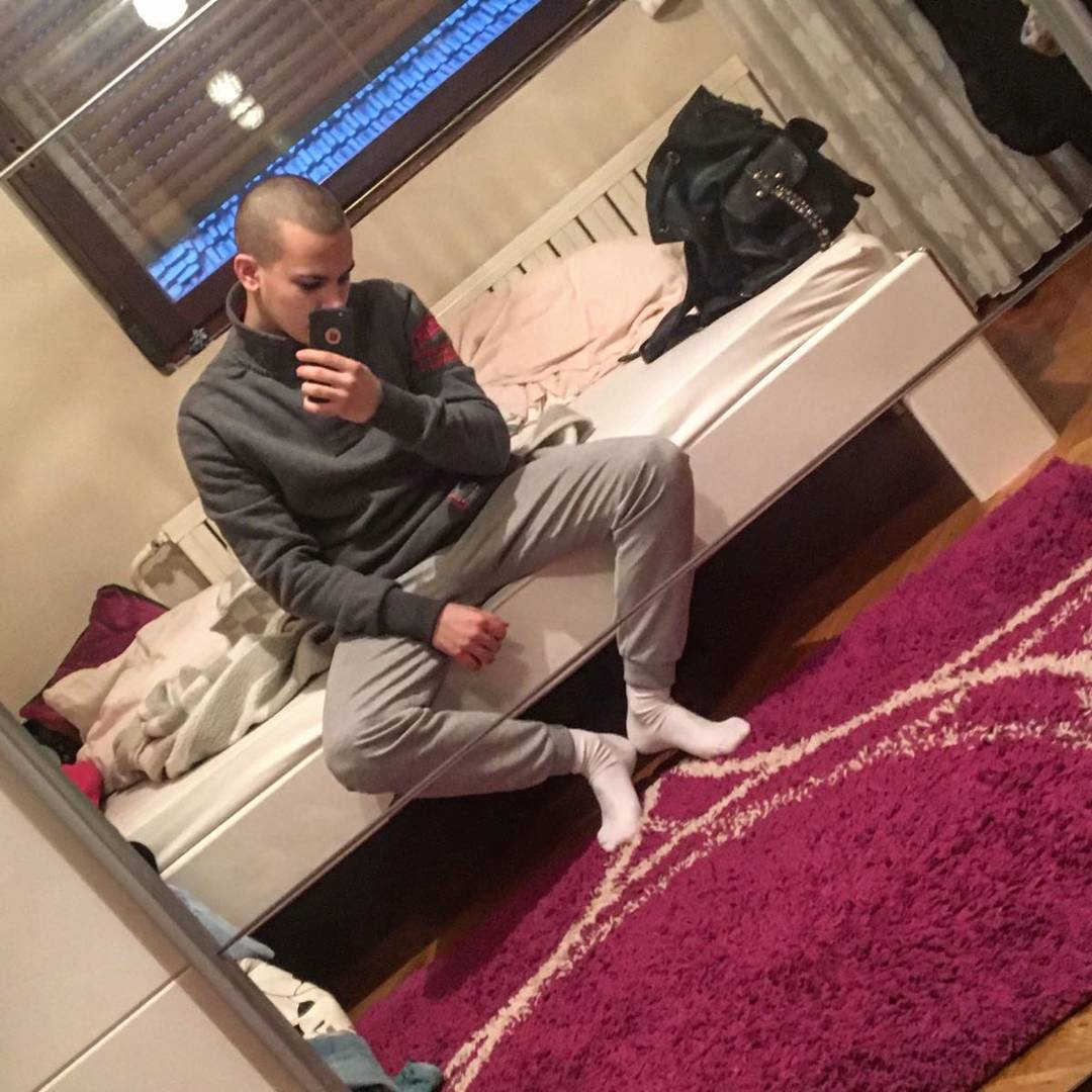 nabijach88:naterao bi ga da sredi sobu inače kazna sledi :))
