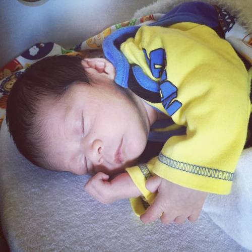 Mientras papá está enfermo y mamá muerta de sueño el es feliz