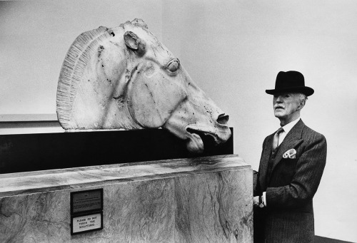 federer7:Au British Museum Visiteur devant une des statues provenant du Parthénon Londres, Angleterr