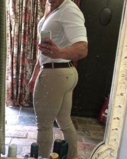 bearmuscleworship:  Are those leggings? Jeezus