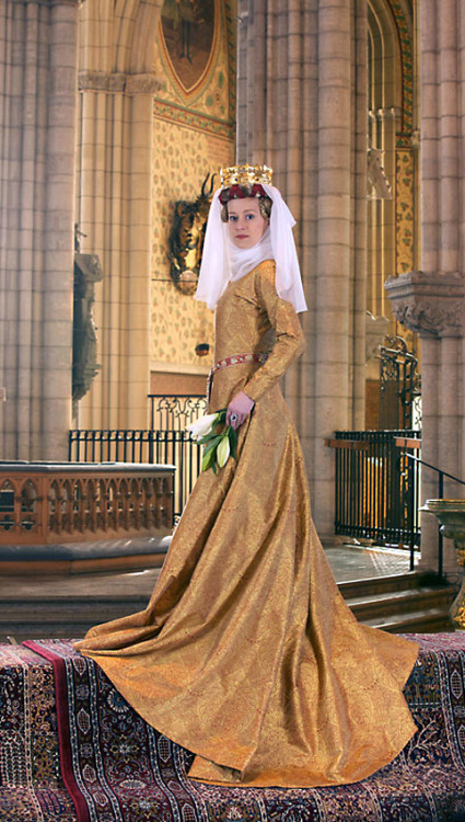 Reproduction of a golden gown worn by Queen Margaret I of Denmark (d. 1412) ,made from printed silk 