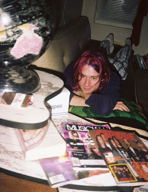 stored-deep-inside-me: Kurt Cobain surrounded by books and magazines at his living room, Spauld