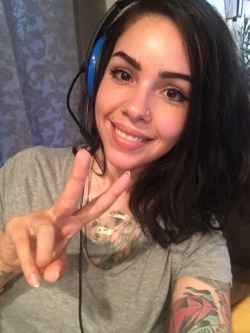 pandarican:  Getting on twitch to play overwatch! I’m trash at it! Still learning! Yay! /Bebechuleta