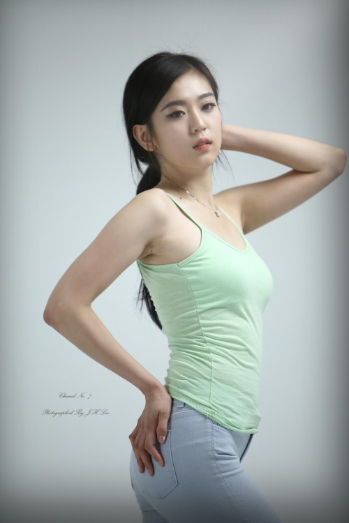 Joohee in a green sleeveless t shirt and jeans. asianhotstar.com/joohee-in-a-green-sleeveless