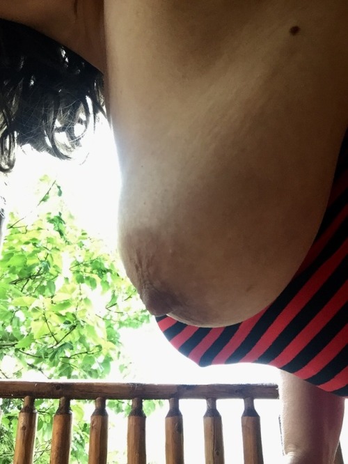backdaily365: 1luckyhotwife:   No kids@1luckyhusband napping 💤  No @mrk4krytonite  coming around the mountain  Time to entertain myself on vacation  It was great till the families in cabin below my deck showed up w their kids  & then to my horror