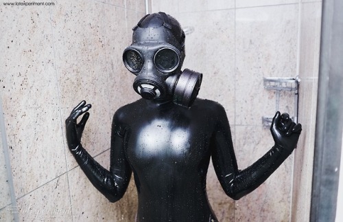 kinkygoethe:  Heavy Rubber shower!by Latexperiment.com adult photos