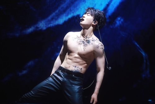 fuckyeah-exoarmpithair:(╯｡◕‿◕｡）╯︵(credit) 1 2 3
