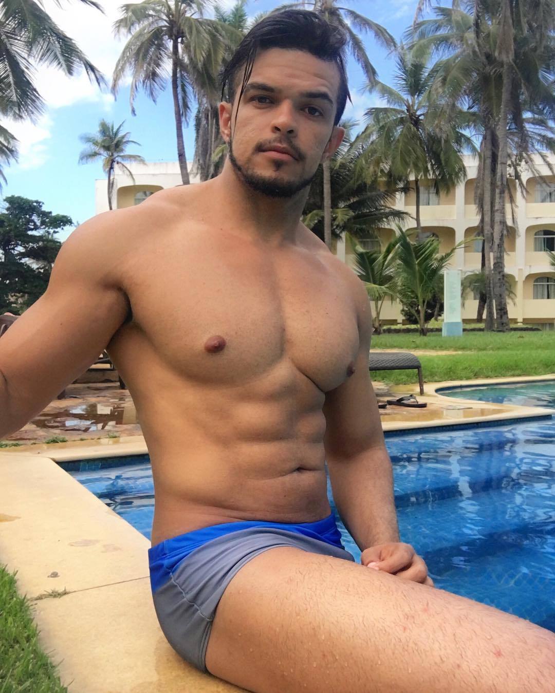 bigmalepecs:  Rafael Oliveira (@rafaelloliveyr)