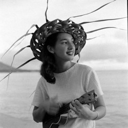 uketeecee:Girl with straw hat plays a Martin