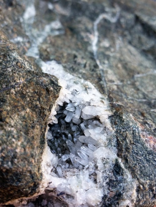 cummy-eyelids:   Hope everyone had a lovely 4/20! I went on a hike with friends and found this amazing quartz cluster geode 😍✨✨✨ 