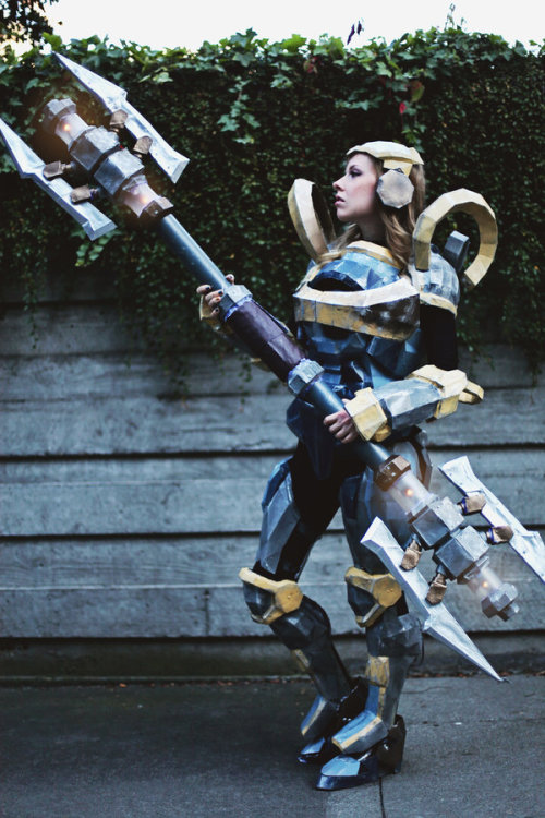 league-of-legends-sexy-girls: Steel Legion Lux Cosplay - PAX Prime 2013 by ~LittleWindmillGG