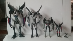 alpha113n-redshirt-eradicon:I wanted to post this earlier but had to wait a little while. Here are the many sizes of Starscream.