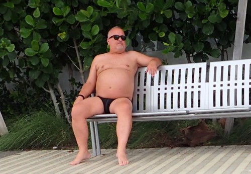 silverbadbear:  sfdsmallone:  Ft Lauderdale thong   Gorgeous daddy 