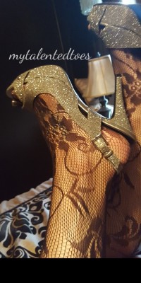 mytalentedtoes:  Who wants to see some heels and pantyhose for foot fetish Friday?