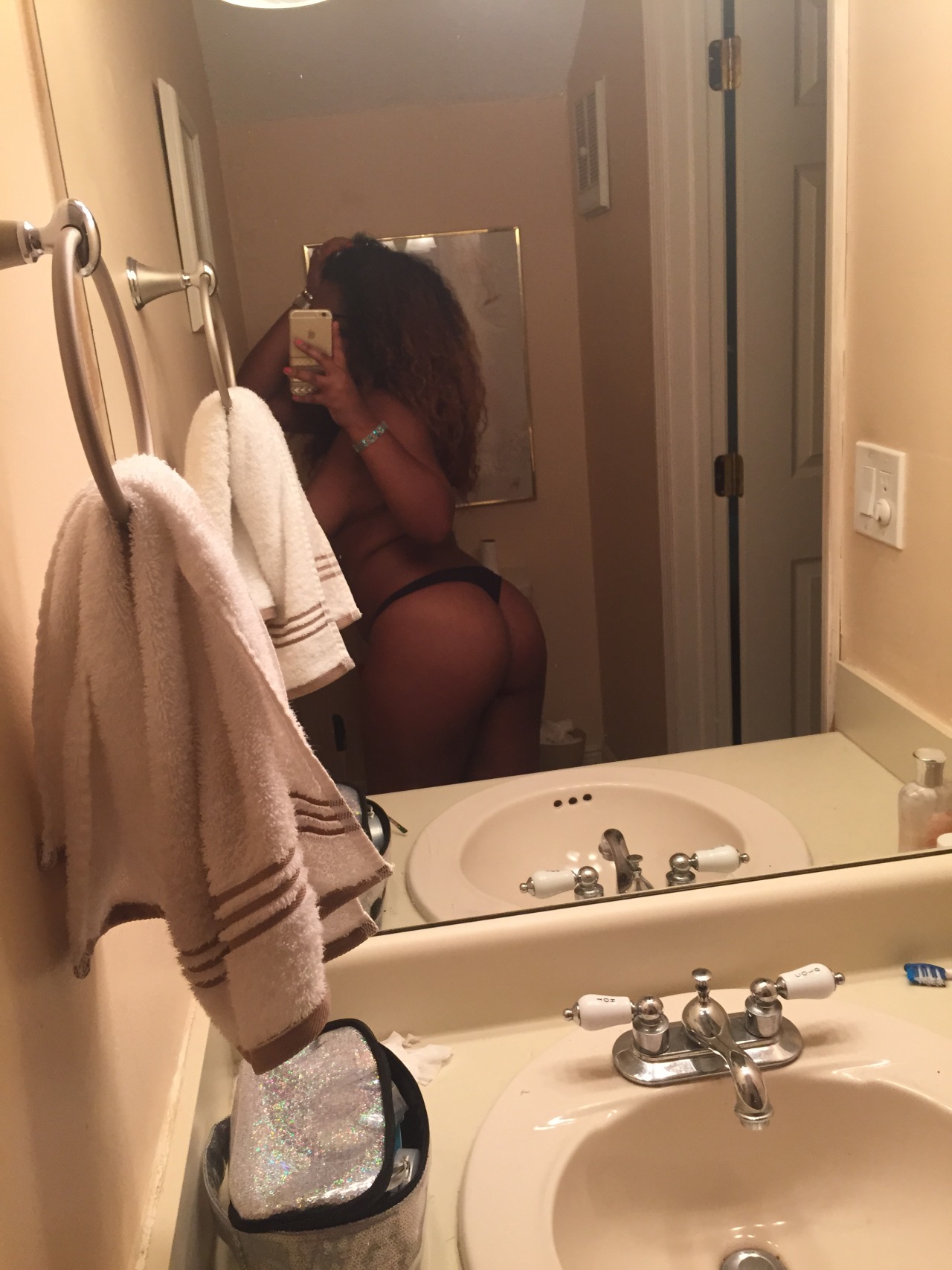 quietlysmoking:  😈😈😈 That booty grab at the end is exactly what I’m gonna