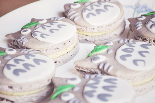 chickabiddy:  Totoro Macarons with Green Tea Cream Cheese Filling! （人´∀`*）