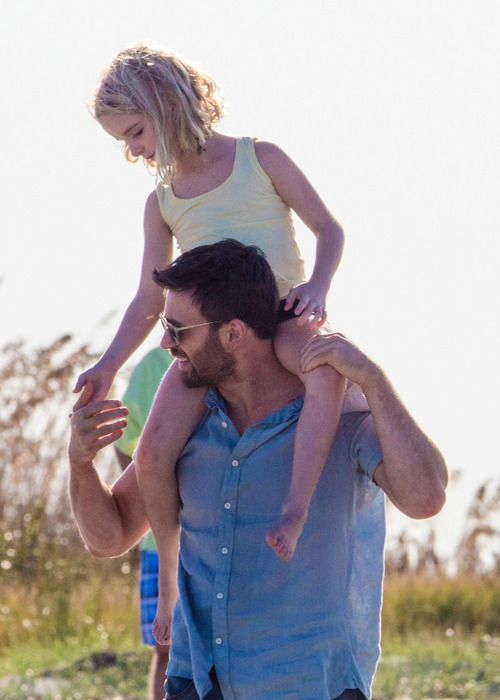 sebastianchris:Chris Evans and McKenna Grace on the set of ‘Gifted’.