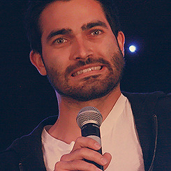 pekyuliarnuisance:tyler hoechlin does things with his face at the wolfs bane convention.