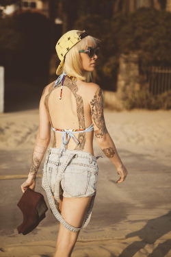 zombiecaptain:  Model: Alysha Nett