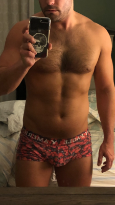 smallcockfitjock:  Trying to up my gym game… want to get my legs a lot bigger 