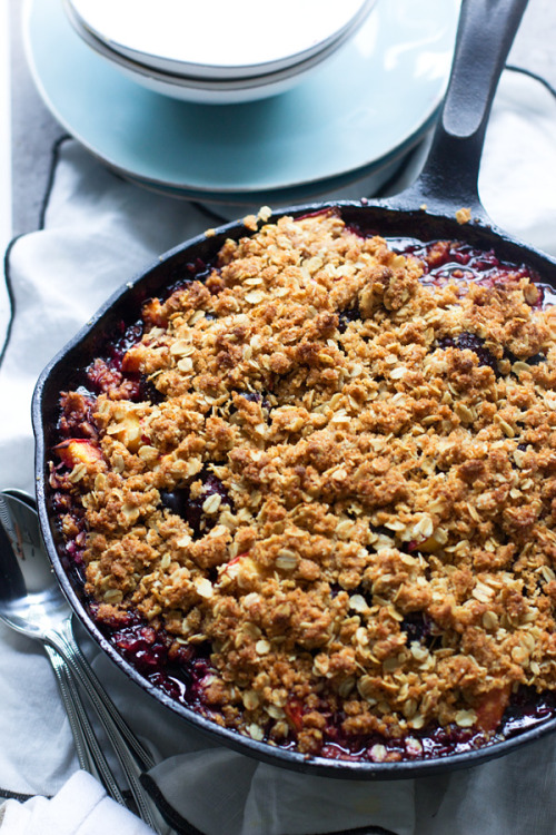 foodffs:  Peach, Blackberry and Blueberry Graham Cracker CrumbleReally nice recipes. Every hour.Show me what you cooked!