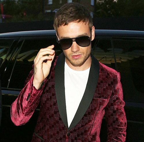 thedailypayne:Liam arriving at the Emporio Armani Show in London - 17/9