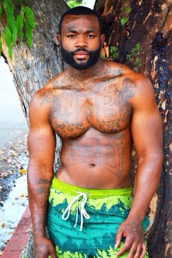 jariuswilliams:  Tats never looked so good   mmm yes god very sexy brother love his tatts