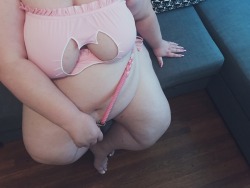 fatslutdreamgirl: plump kitten plays with