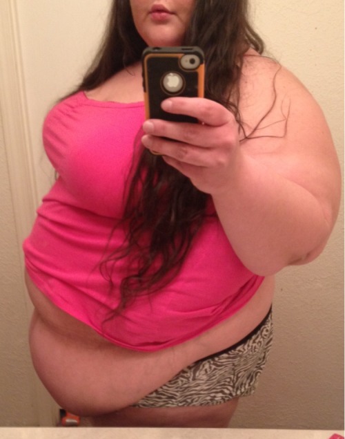 getbigger70:  fattymcphat:  Hair is a mess!! Too windy today!!!  Still deliciously fat!!