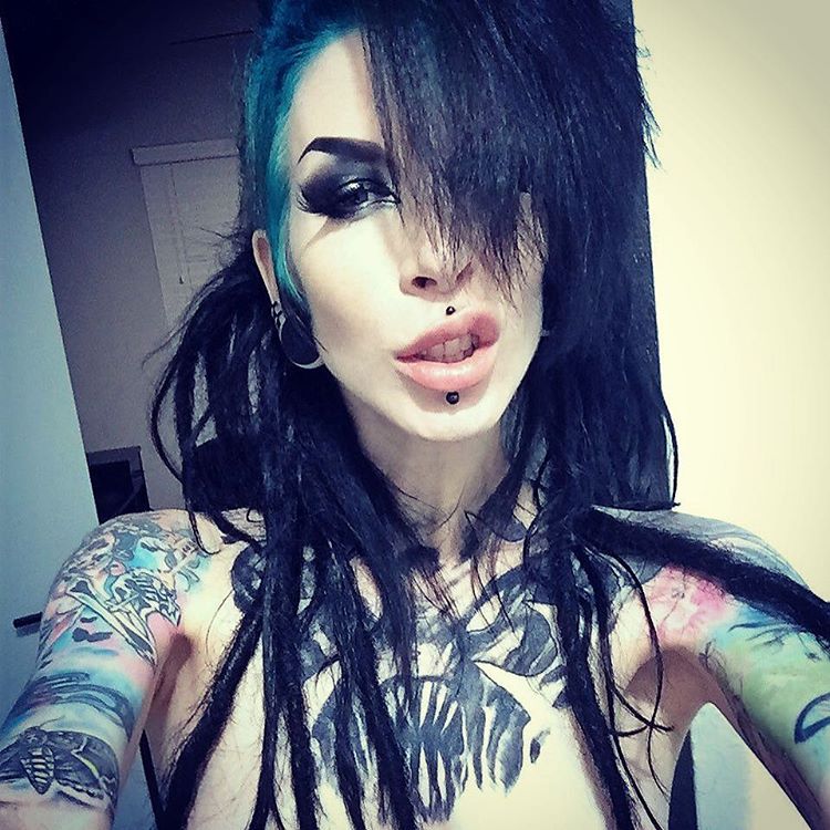 fyeahrazorcandi:  Grrr…where’s that weekend already?! #razorcandi #goth #gothic