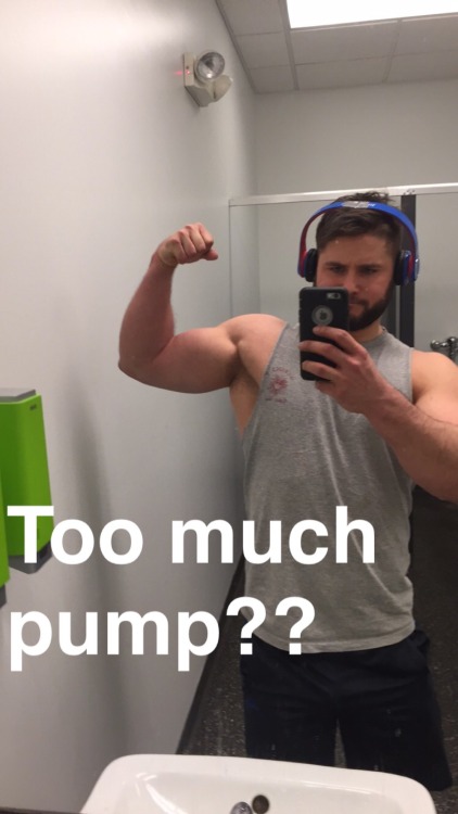 twotontwentyone:  Added 25lbs to the deadlift PR up to 425lbs means celebratory swelfies! 