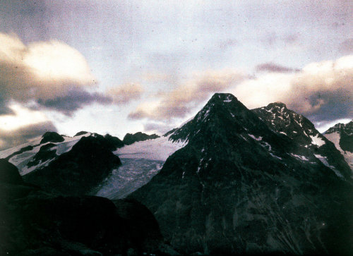 Snow mountains, 1915 and 1925. Autochrome, photograph –  Friedrich Adolf Paneth. 