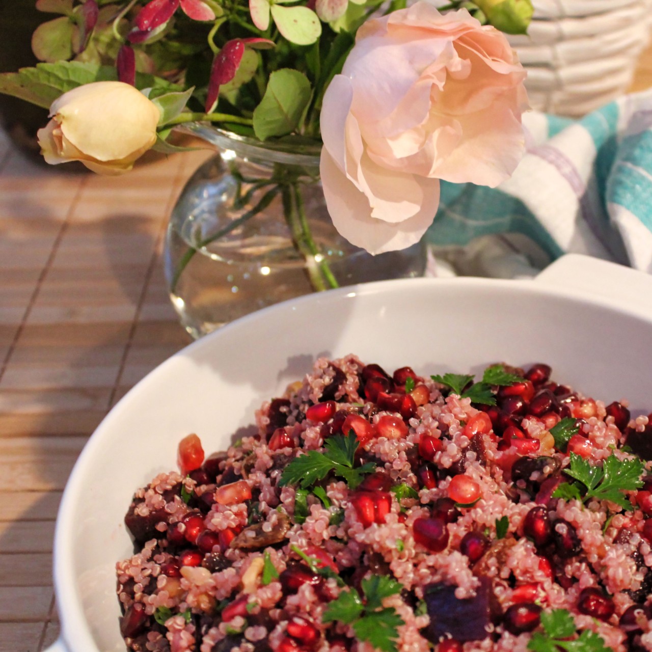 Salad with Quinoa
Combine the quinoa with beetroot, pomegranate seeds and a few other ingredients and enjoy this delicious salad.
The recipe by Tastes of Health